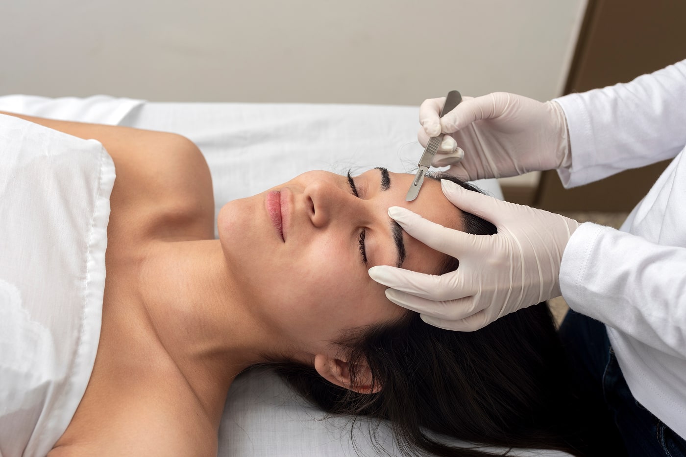 Dermaplaning procedure with a female stock model